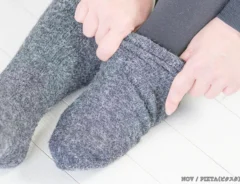 靴下を履いている写真