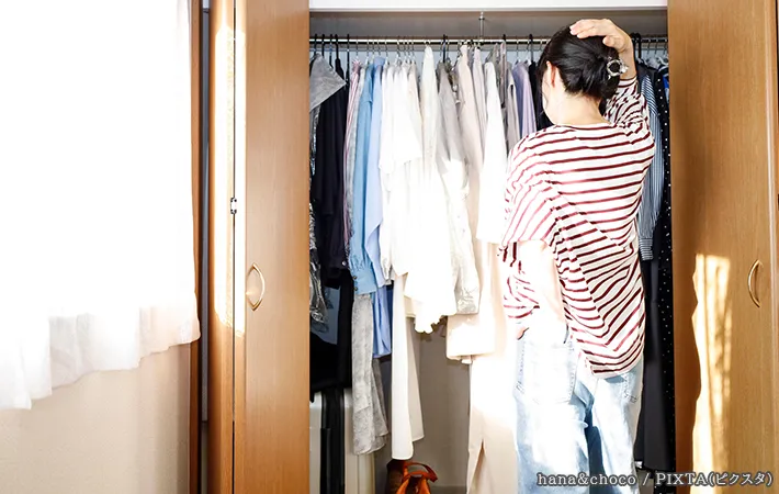 クローゼットと女性の写真