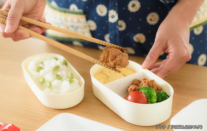 菜箸とお弁当の写真