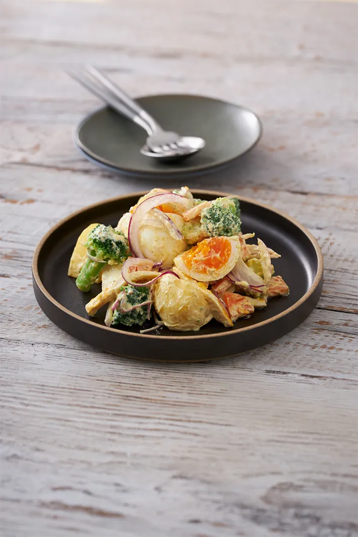 『カレー風味の具だくさんポテトサラダ』の写真