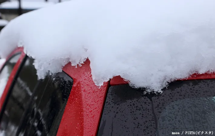 雪が載った車の屋根の画像