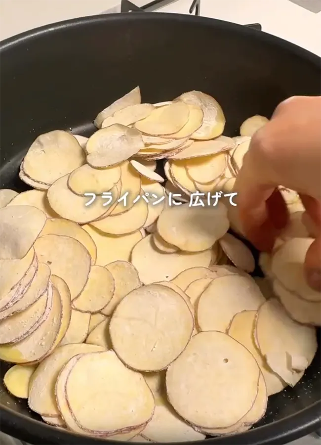 フライパンに並べたサツマイモの写真