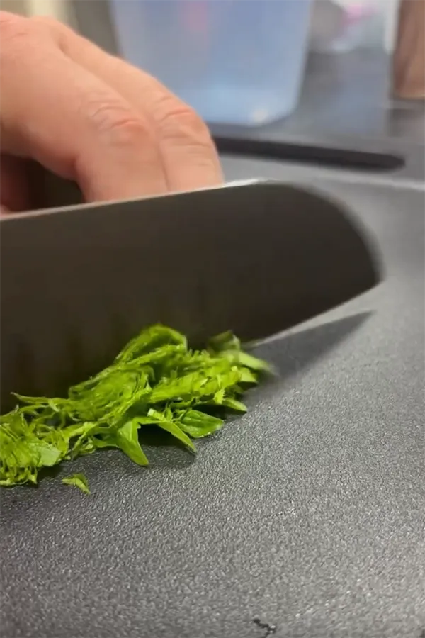千切りにしている大葉の写真