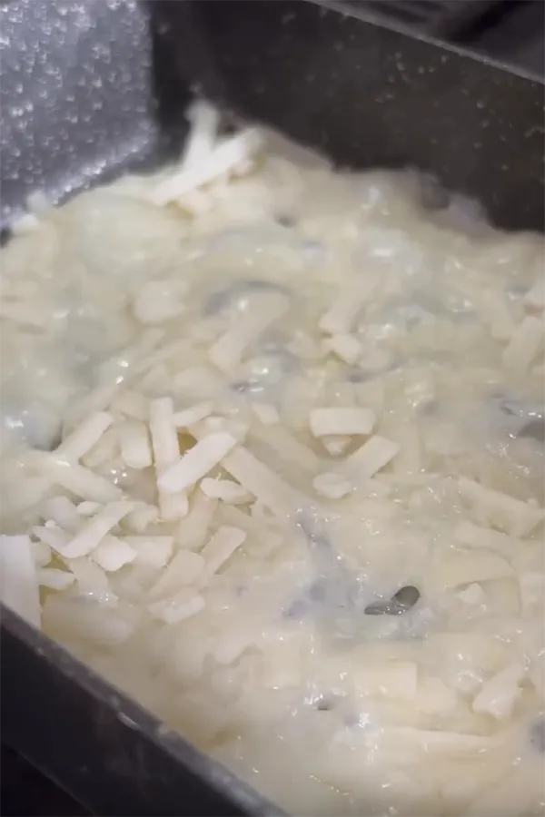 玉子焼き器で焼いているチーズの写真