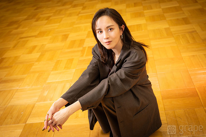 比嘉愛未さんの写真（撮影：grape編集部）