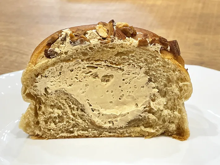 『パンとエスプレッソと 珈琲ホイップパン』の断面写真（撮影：grape編集部）