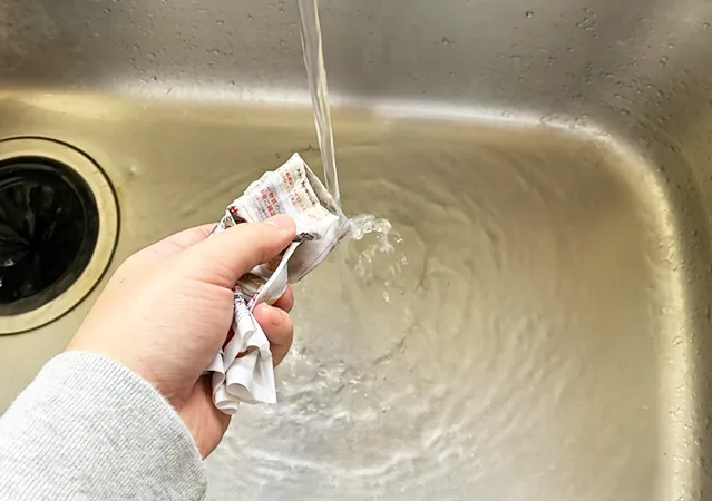 不要なチラシを使った掃除方法（撮影：grape編集部）