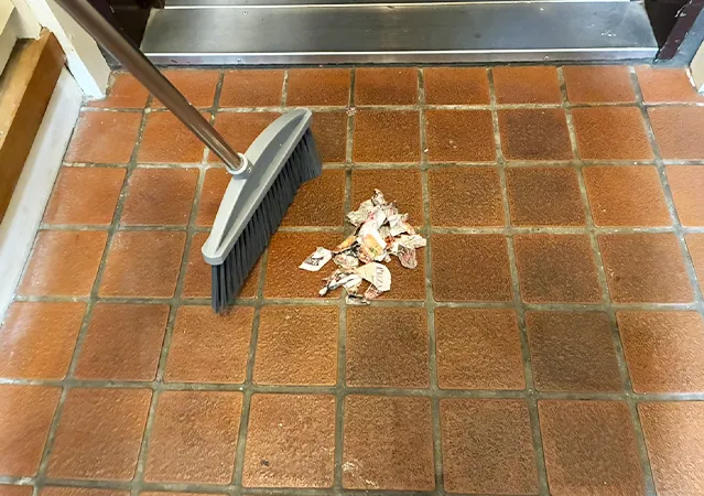 不要なチラシを使った掃除方法（撮影：grape編集部）