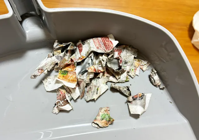 不要なチラシを使った掃除方法（撮影：grapeライフハック編集部）