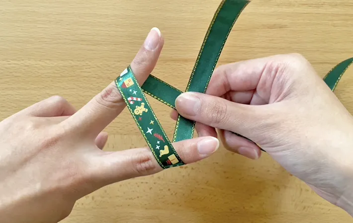 リボン作り中の作業写真（撮影：grape編集部）