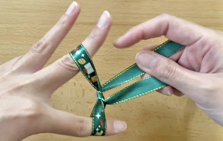 リボン作り中の作業写真（撮影：grape編集部）