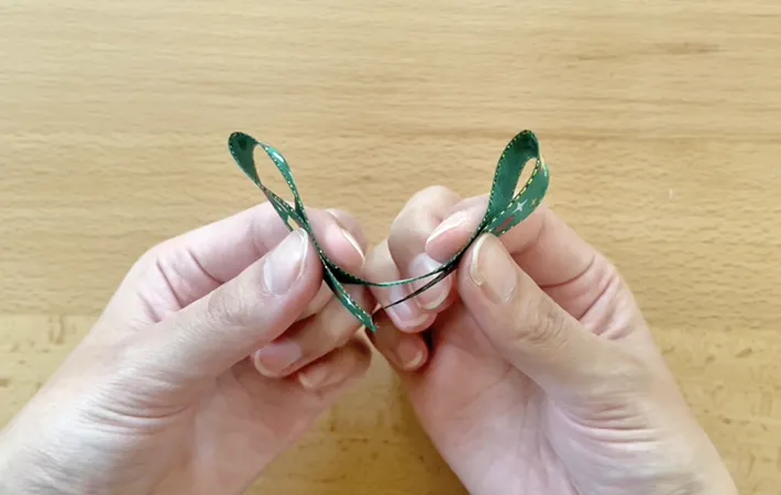 リボン作り中の作業写真（撮影：grape編集部）