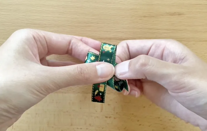 リボン作り中の作業写真（撮影：grape編集部）