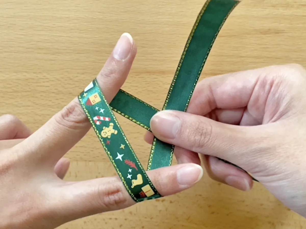 リボン作り中の作業写真（撮影：grape編集部）