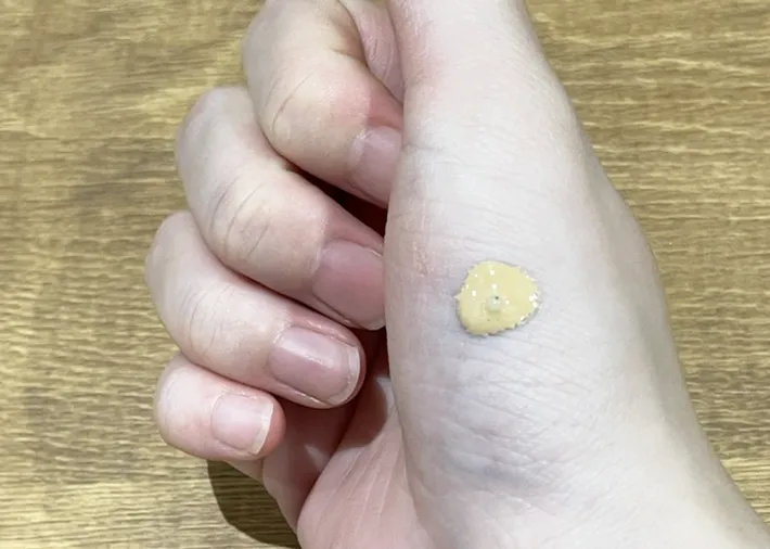 リキッドファンデーションを垂らした肌の写真（撮影：grape編集部）