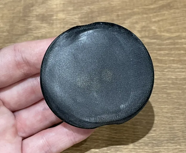 パウダーファンデーションをつけた『スムースリッチパフ』の写真（撮影：grape編集部）