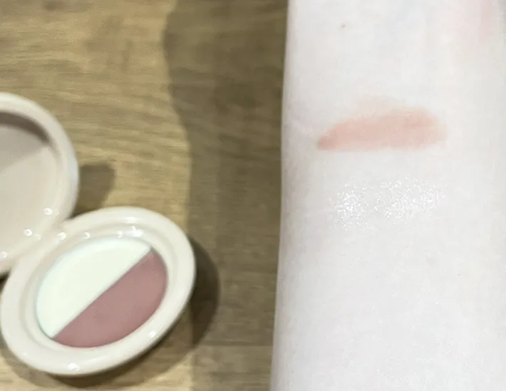 『どら焼きリップ＆チーク』を腕に塗った写真（撮影：grape編集部）