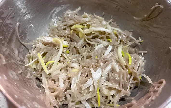 粉を混ぜたそばの写真（撮影：エニママ）