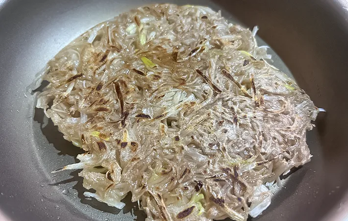 チヂミをひっくり返した写真（撮影：エニママ）