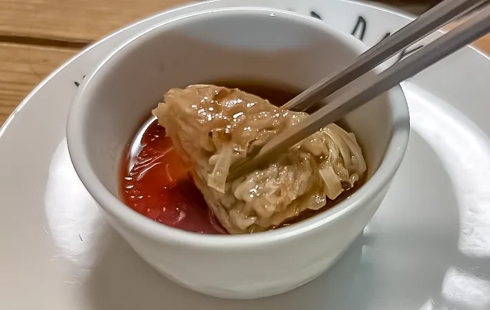 チヂミのタレにつけている写真（撮影：エニママ）