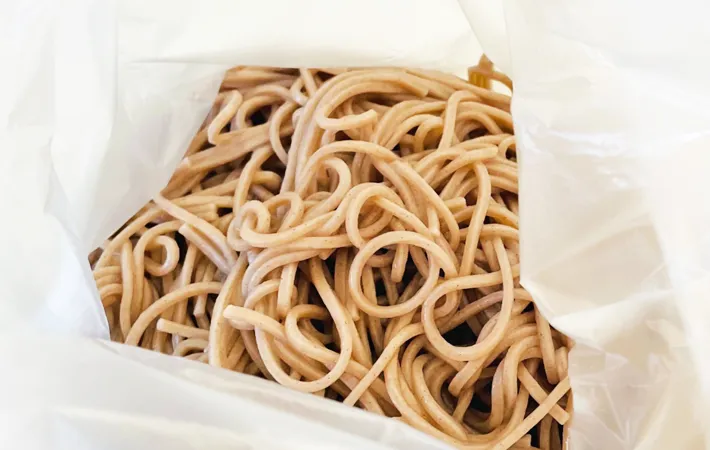 『ビニール袋に入れたそば』の写真（撮影：エニママ）