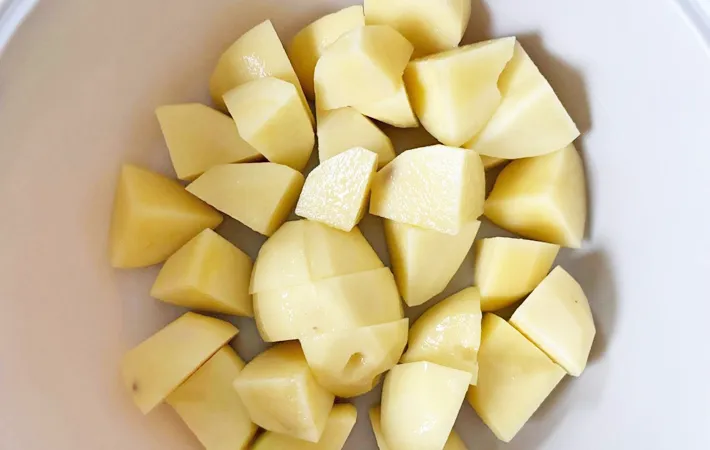 『クリスマスケーキ風ポテサラ』を作る写真（撮影：エニママ）