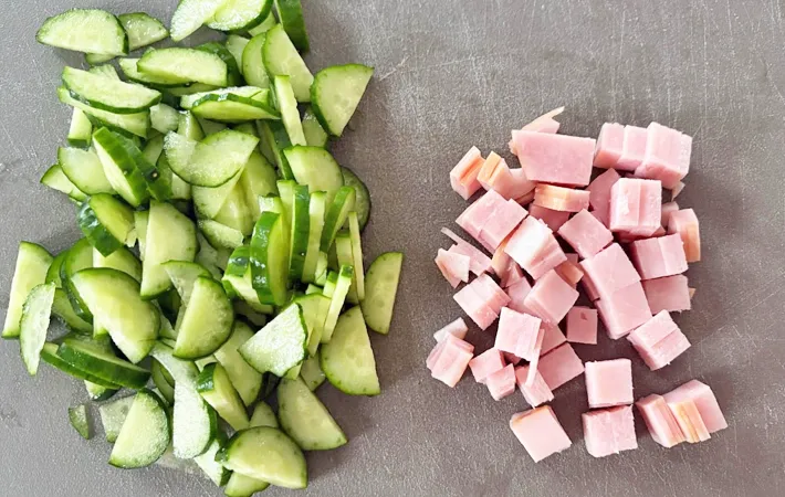 『クリスマスケーキ風ポテサラ』を作る写真（撮影：エニママ）