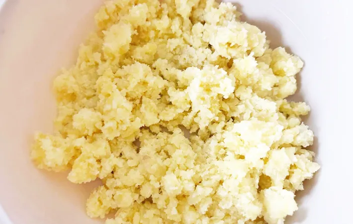 『クリスマスケーキ風ポテサラ』を作る写真（撮影：エニママ）