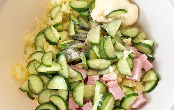 『クリスマスケーキ風ポテサラ』を作る写真（撮影：エニママ）