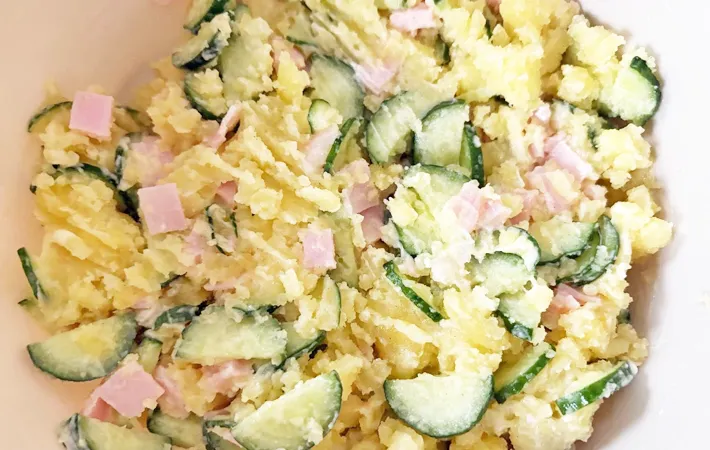 『クリスマスケーキ風ポテサラ』を作る写真（撮影：エニママ）