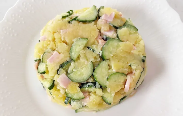 『クリスマスケーキ風ポテサラ』を作る写真（撮影：エニママ）