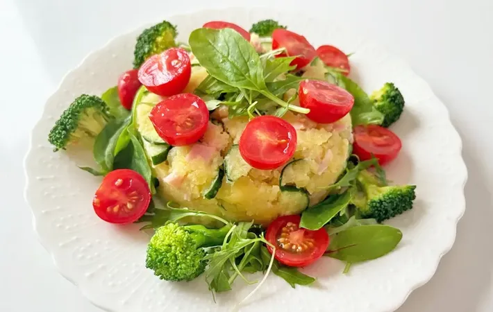 『クリスマスケーキ風ポテサラ』の完成写真（撮影：エニママ）