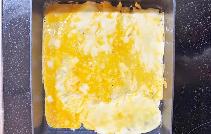 『だし巻き玉子おにぎり』を作る写真（撮影：エニママ）