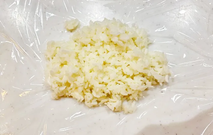 『だし巻き玉子おにぎり』を作る写真（撮影：エニママ）