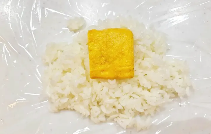 『だし巻き玉子おにぎり』を作る写真（撮影：エニママ）