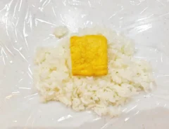 『だし巻き玉子おにぎり』を作る写真（撮影：エニママ）