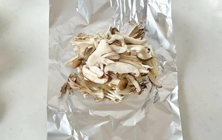 『きのこのホイル焼き』を作る写真（撮影：エニママ）