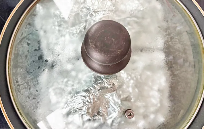 『きのこのホイル焼き』を作る写真（撮影：エニママ）