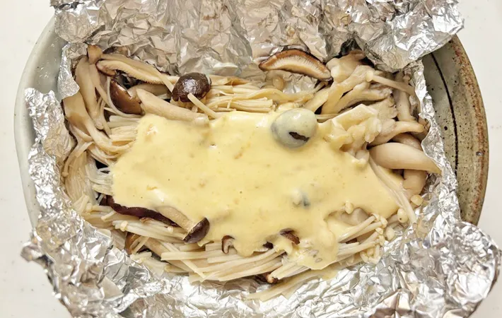『きのこのホイル焼き』を作る写真（撮影：エニママ）