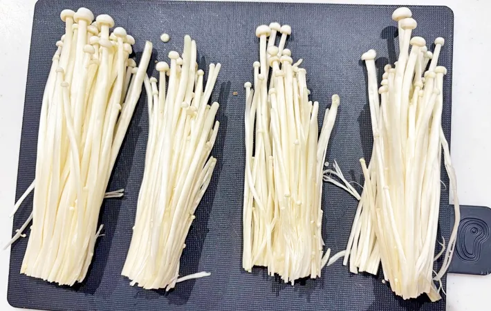 『えのきのベーコン巻き』を作る写真（撮影：エニママ）