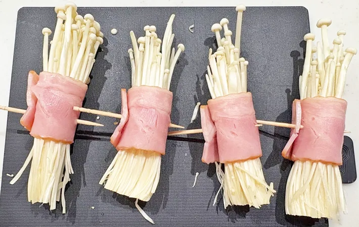 『えのきのベーコン巻き』を作る写真（撮影：エニママ）