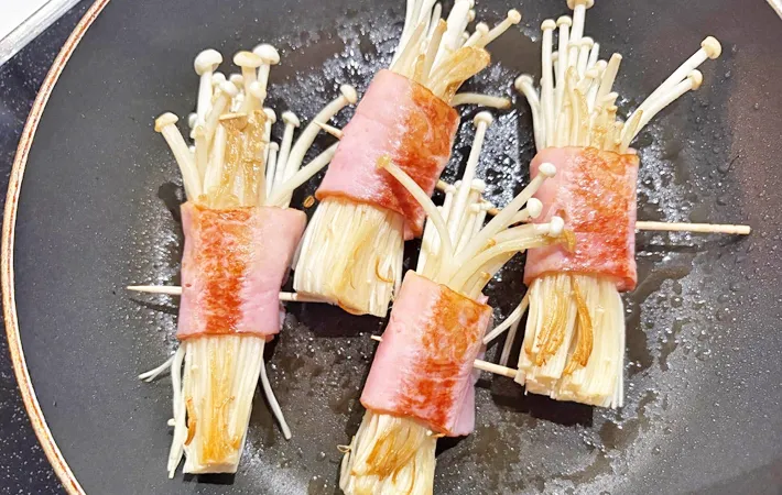 『えのきのベーコン巻き』を作る写真（撮影：エニママ）