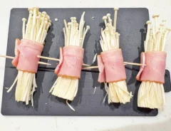 『えのきのベーコン巻き』を作る写真(撮影:エニママ)