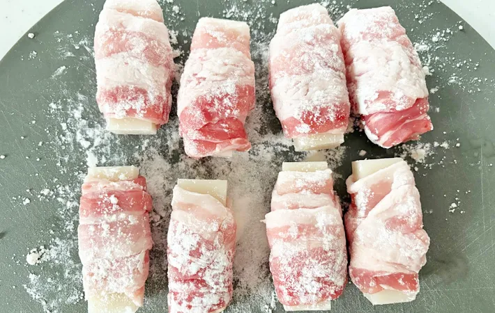 『餅の肉巻き』を作る写真（撮影：エニママ）