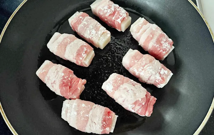 『餅の肉巻き』を作る写真（撮影：エニママ）