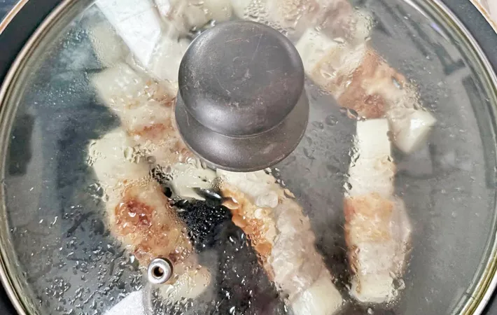 『餅の肉巻き』を作る写真（撮影：エニママ）