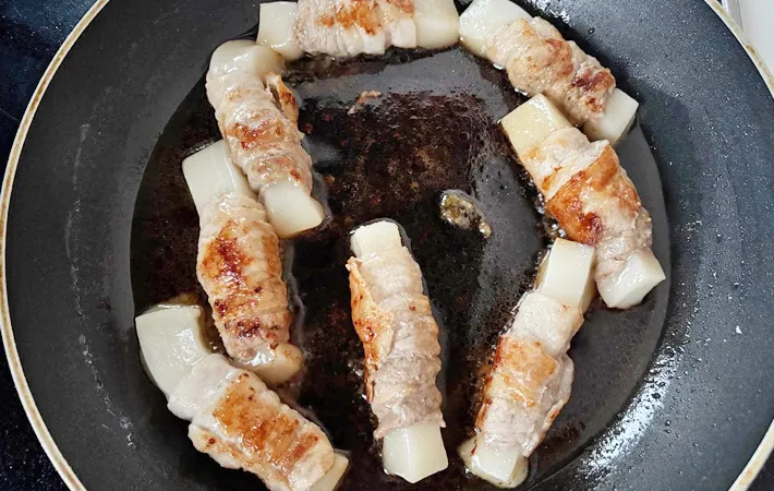 『餅の肉巻き』を作る写真（撮影：エニママ）