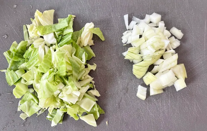 『ミネストローネ風雑煮』を作る写真（撮影：エニママ）