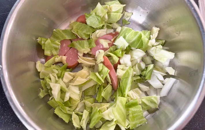 『ミネストローネ風雑煮』を作る写真（撮影：エニママ）