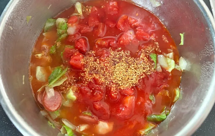 『ミネストローネ風雑煮』を作る写真（撮影：エニママ）